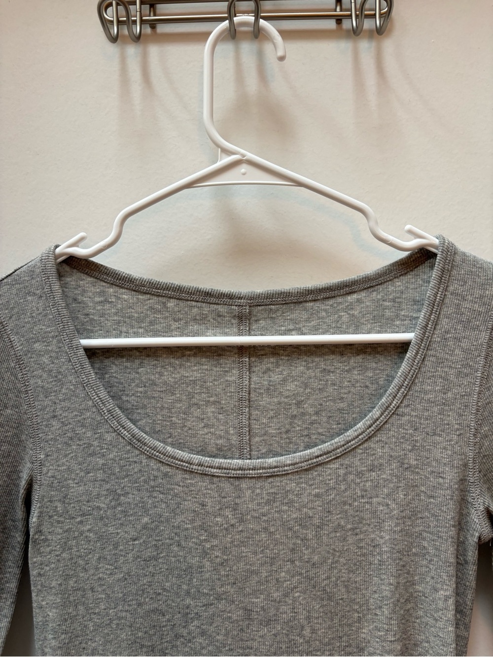 Everlane Rib Scoop Neck Tee - Picture 2 of 8